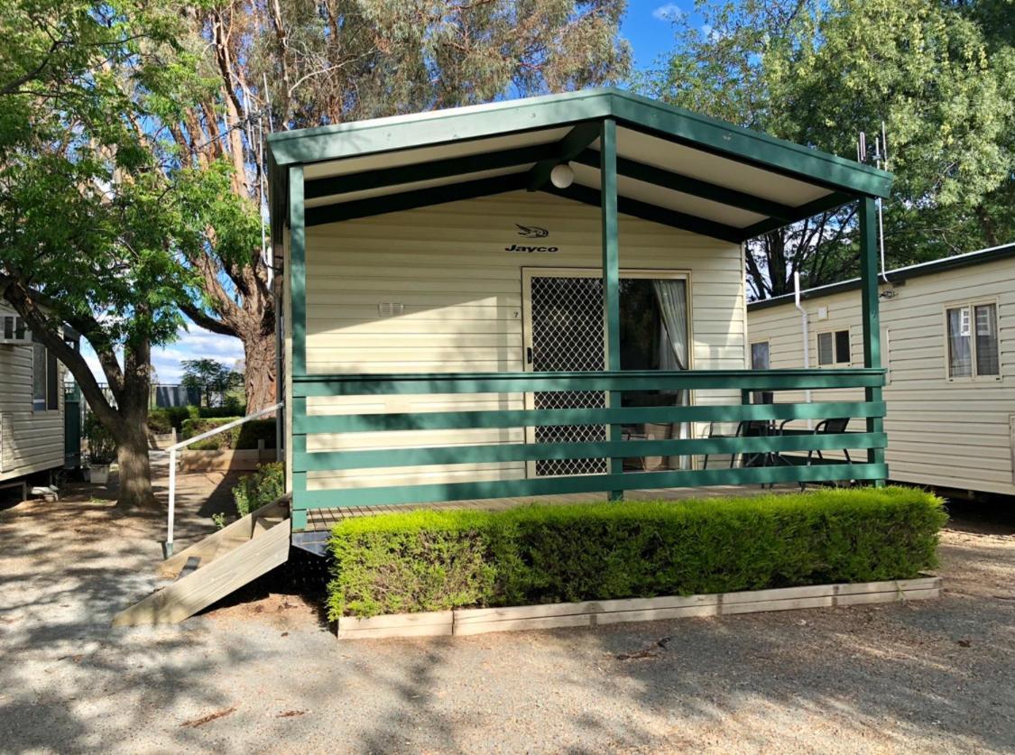 Tatura Cabin & Caravan Park Exteriör bild